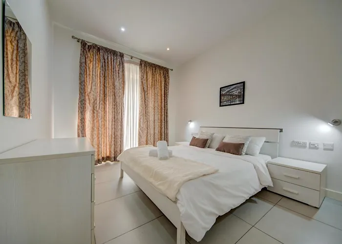 Spinola Bay 2 Bedroom W Jacuzzi & Sea View Apartmán