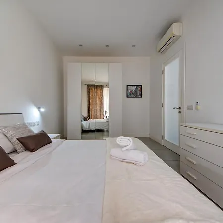 Spinola Bay 2 Bedroom W Jacuzzi & Sea View Daire