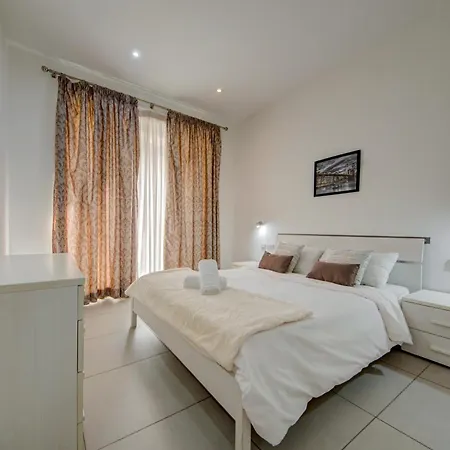Spinola Bay 2 Bedroom W Jacuzzi & Sea View Apartmán