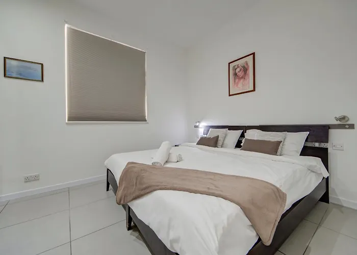 Spinola Bay 2 Bedroom W Jacuzzi & Sea View *