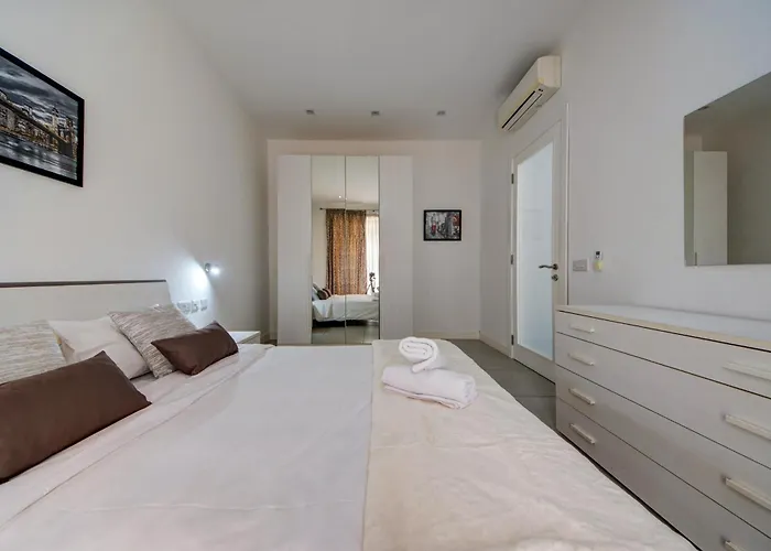 Spinola Bay 2 Bedroom W Jacuzzi & Sea View 公寓