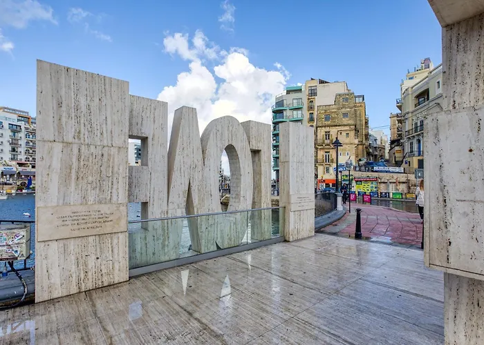 Spinola Bay 2 Bedroom W Jacuzzi & Sea View شقة *